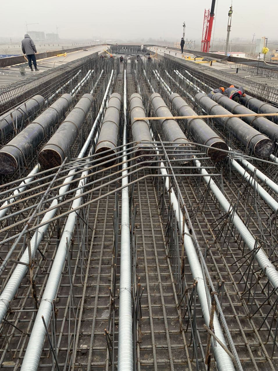 Строительство нового путепровода, проходящего на 1083 км автодороги М-39 в г.Самарканде